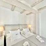 Old Town Modern Flat, 4 Minutes From Beach - Eaw Homes